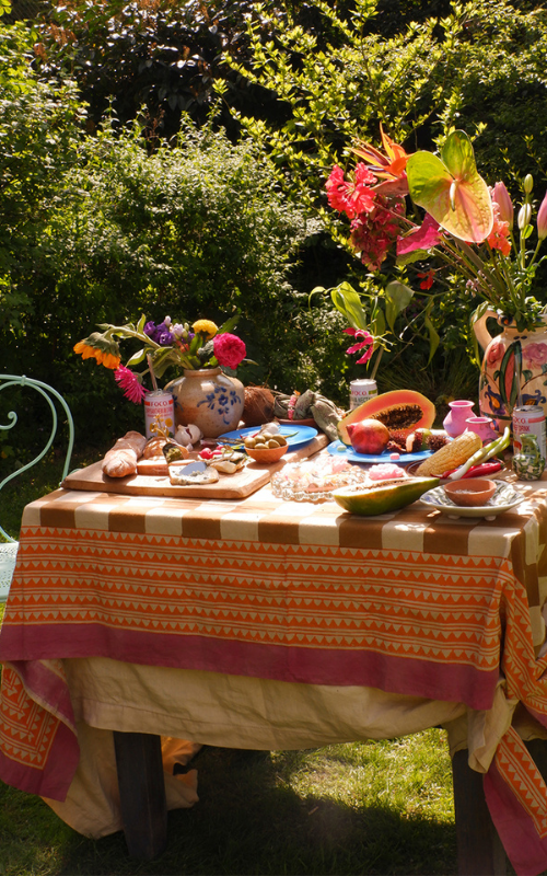 Niets zo heerlijk om buiten de tafel te dekken met mooi tafellinnen en kleurrijk servies voor een gezellige zomerlunch met vrienden 